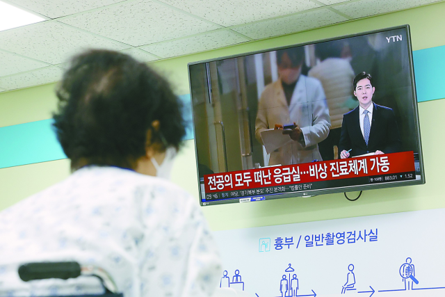 泛亚电竞入口近万医生提出辞职政府威胁吊销执照“硬碰硬”让韩国陷入医疗危机