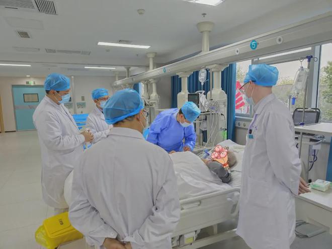 泛亚电竞网址生命线上的坚强守护者郑州大学附属脑病医院急诊医学科(图3)