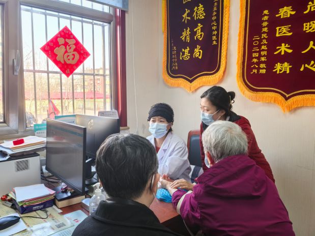 新春走基层②泛亚电竞注册“大家越来越喜欢中医”在家门口享受中医服务(图3)