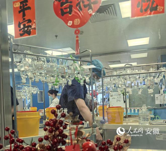 新春走基泛亚电竞官网层丨ICU里为生命“守岁”