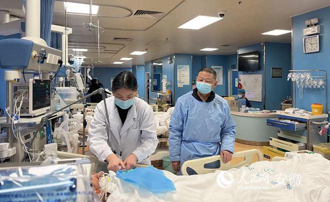 新春走基泛亚电竞官网层丨ICU里为生命“守岁”(图2)