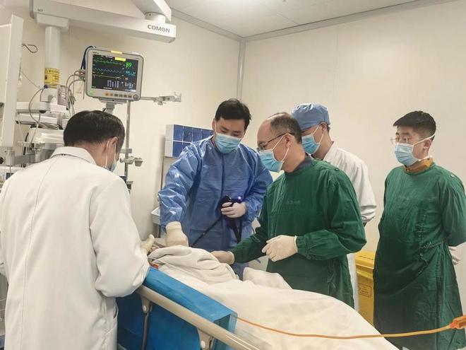 新春走基层七旬老人泛亚电竞登录命悬一线医护“团战”成功破局(图2)