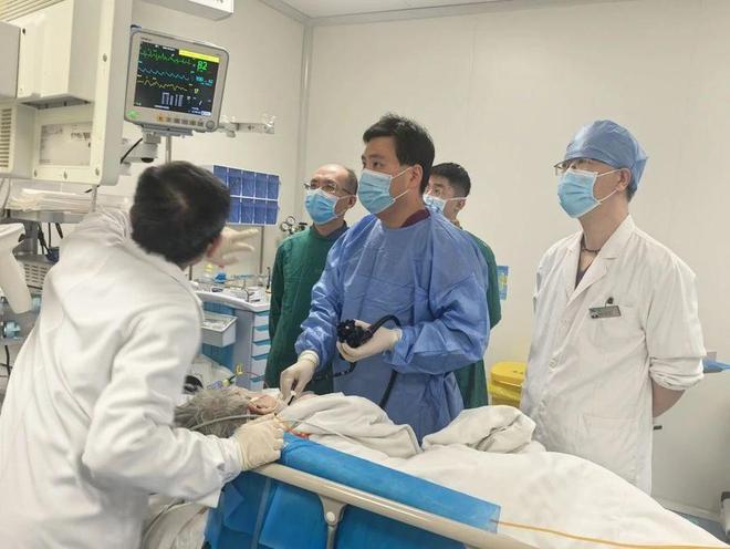 新春走基层七旬老人泛亚电竞登录命悬一线医护“团战”成功破局(图3)