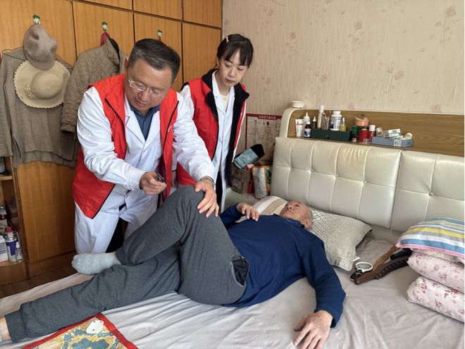 泛亚电竞筑牢群众健康防线让健康守护触手可及(图2)