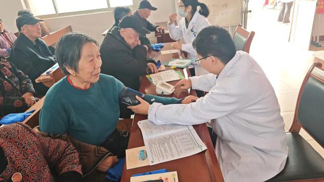 健康科普专家走基层 春满中湖护安康 惠民服务暖人心湖屯镇卫生院开展健泛亚电竞官网康宣讲义诊进社区活动(图3)