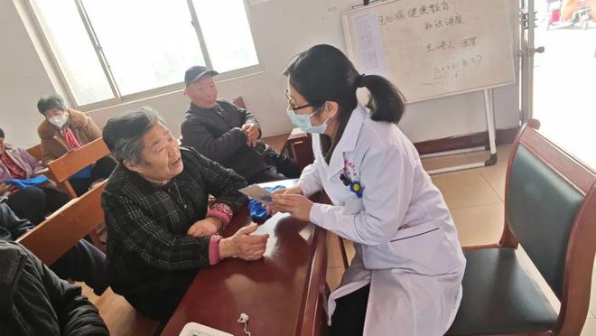 健康科普专家走基层 春满中湖护安康 惠民服务暖人心湖屯镇卫生院开展健泛亚电竞官网康宣讲义诊进社区活动(图2)