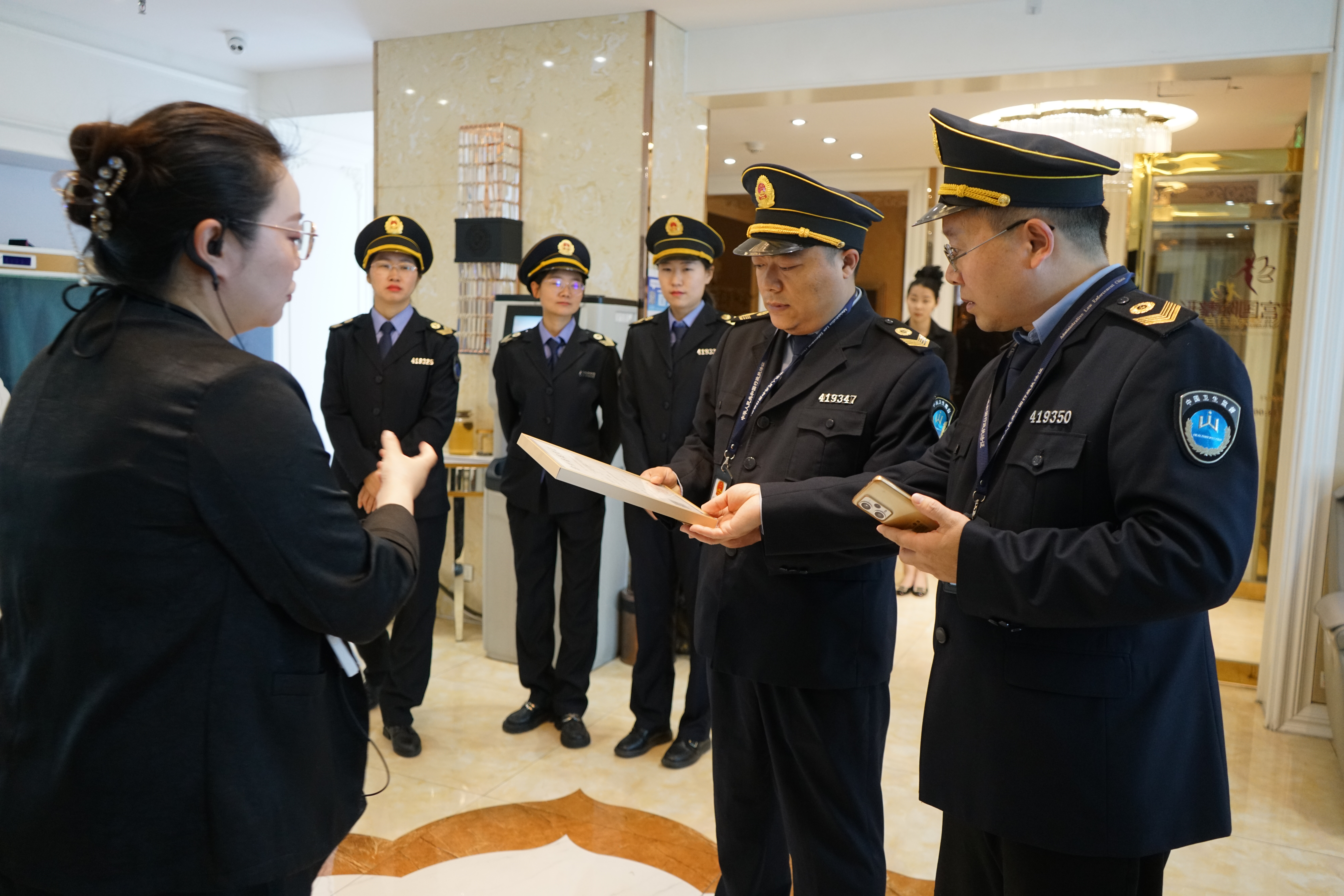 泛亚电竞注册市卫生健康委开展“重拳出击 严厉打击非法医疗美容”主题宣传活动(图3)