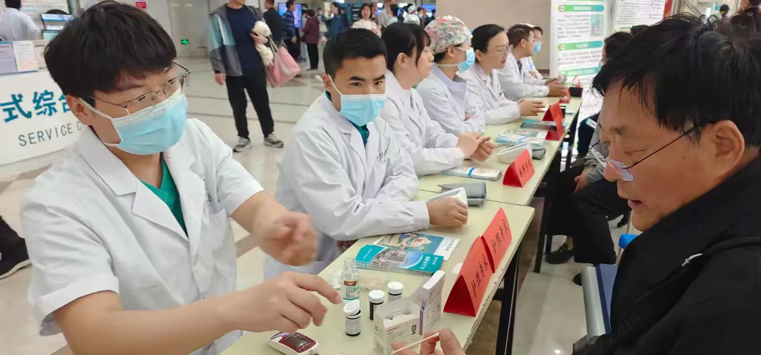 守护生命护航健康——市中医院开展麻醉周宣传义诊活动泛亚电竞官网(图2)