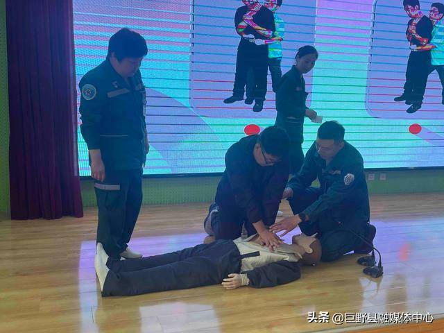 泛亚电竞官网巨野县中医医院专业医疗团队开展急救知识普及活动(图2) 泛亚电竞官网巨野县中医医院专业医疗团队开展急救知识普及活动(图2)