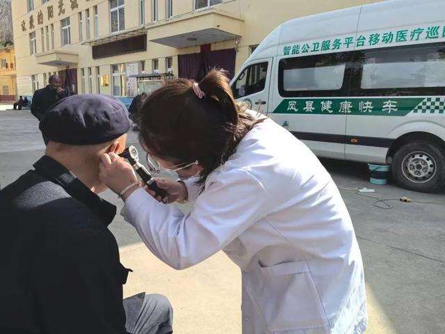 泛亚电竞登录宝鸡凤县中医医院：把健康服务送进福利院(图2)