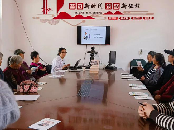 健康科普专家走基层 湖屯镇卫生院泛亚电竞平台走进钱庄新村普及高血压防治与中医养生知识(图1)