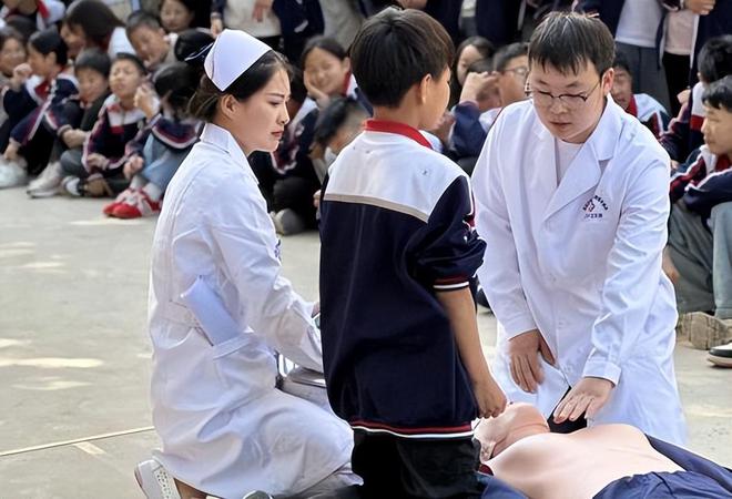 泛亚电竞官网医校联动：播撒急救与中医知识的希望种子(图7)