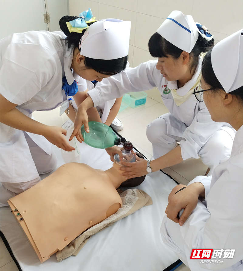 泛亚电竞登录医疗服务提升年丨永州市中医医院:护士长手把手带教新护士争当合格“第一目击者”(图2) 泛亚电竞登录医疗服务提升年丨永州市中医医院:护士长手把手带教新护士争当合格“第一目击者”(图2)